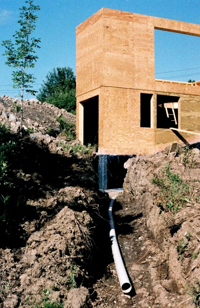 Passive solar house foundation with drainage